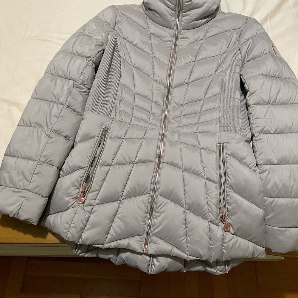 collar and fully attached plush hood in this quilted puffer jacket size small